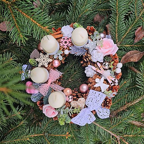 Adventný veniec ružovo - biely prírodný šiškový veniec