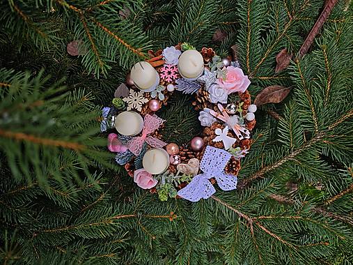 Adventný veniec ružovo - biely prírodný šiškový veniec