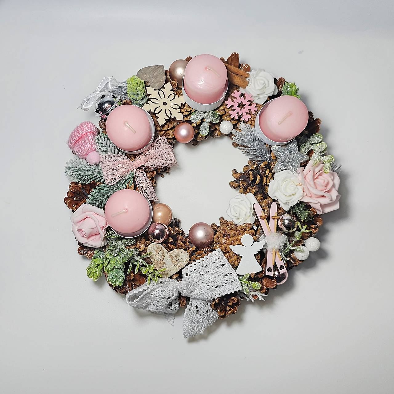 Adventný veniec ružovo - biely prírodný šiškový veniec
