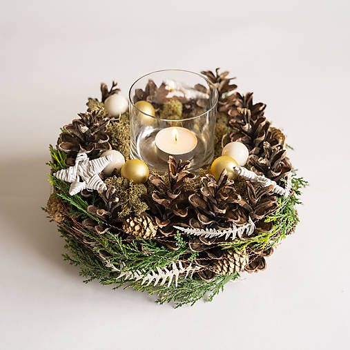 Dekorácie - Prírodný svietnik zo šišiek a umelej zelene - 17059788_