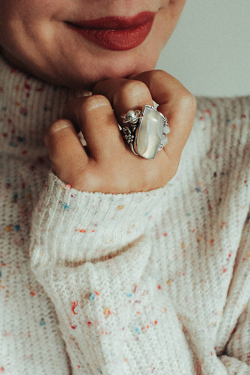 Strieborný prsteň s achátom, perlou a ruženínmi - Nežný mier