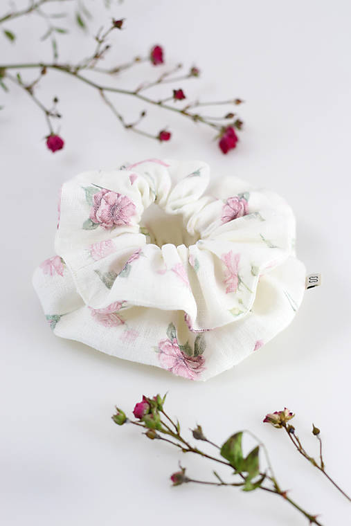 Elegantná veľká ľanová biela kvetinová scrunchies do vlasov