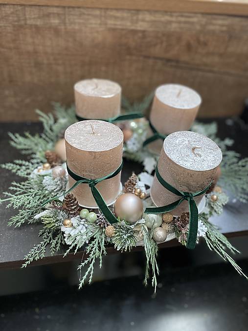 Dekorácie - Adventný veniec-smaragdovozlatý - 17067703_