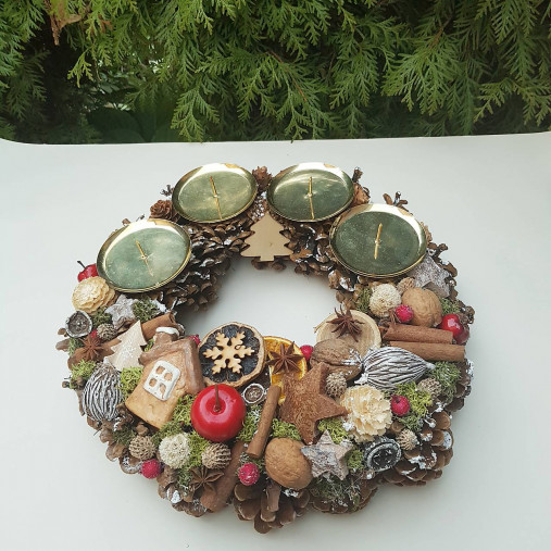 Dekorácie - prírodný šiškový adventný veniec 30 cm bez sviečok - 17071489_