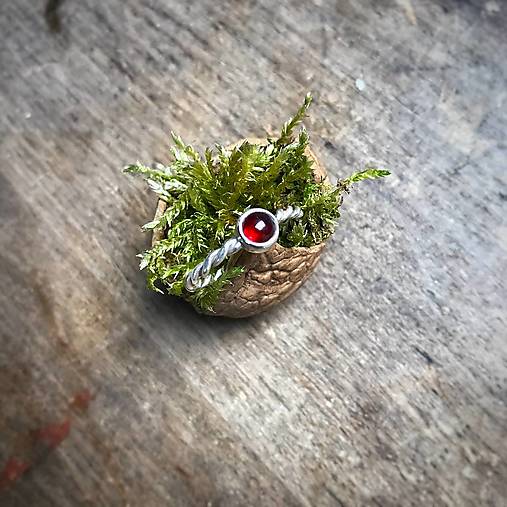 Prstene - Zapletaný strieborný prstienok s Aventurínom (Bordová) - 17081952_