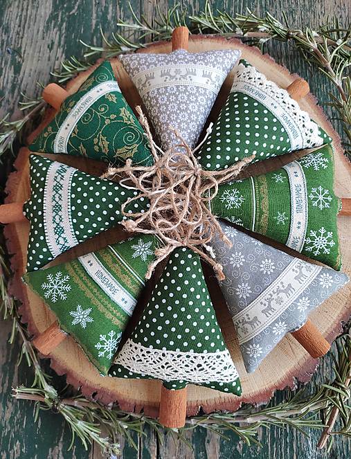 Dekorácie - Vianočný stromček na škorici - 17086743_