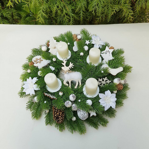 Dekorácie - adventný veniec smotanovo-biely 35 cm so sviečkami - 17083345_