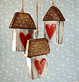 Dekorácie - Drevený domček s keramickým srdiečkom - 17086469_