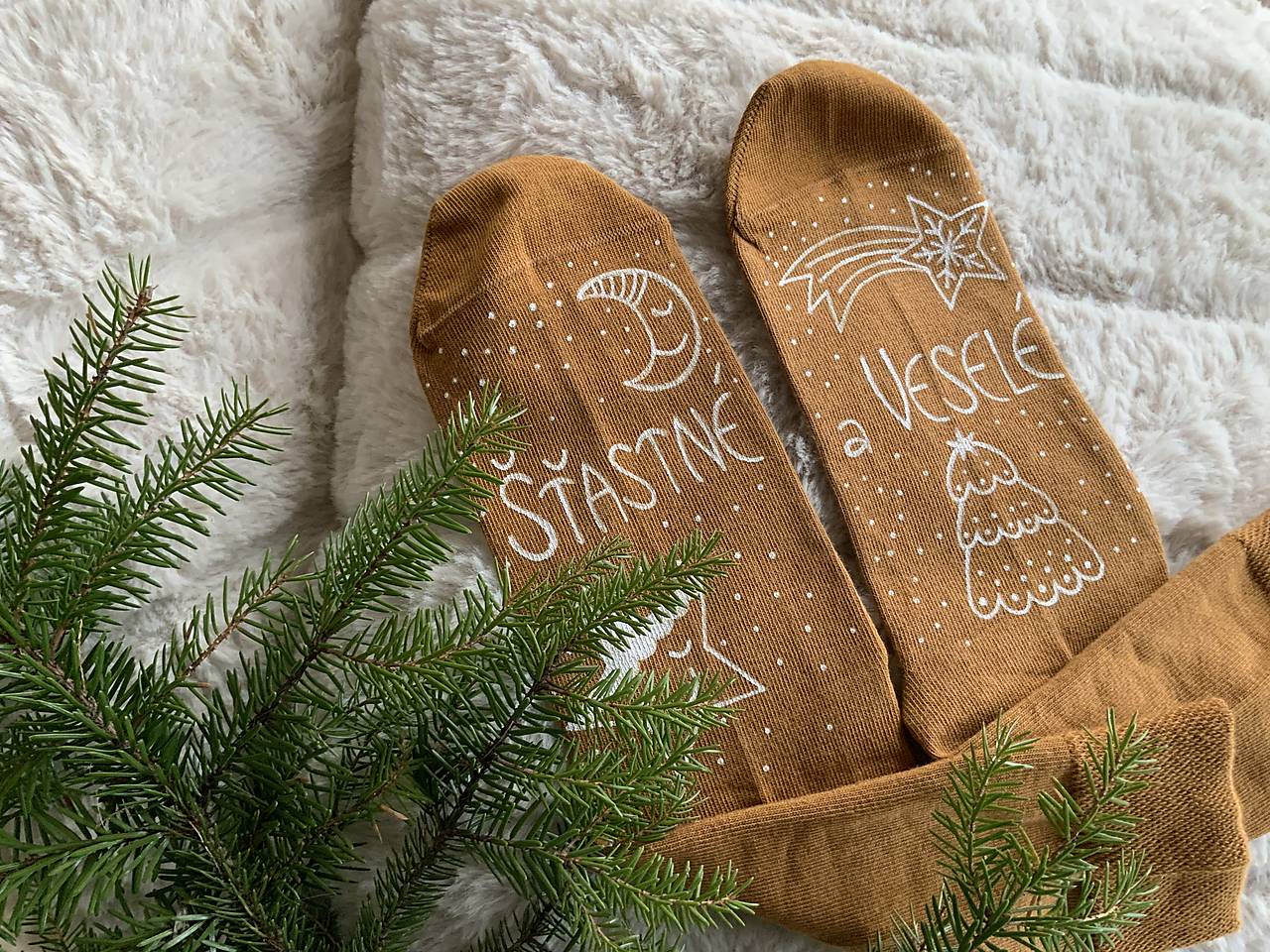 Maľované vianočné ponožky (s nápisom:"Šťastné a veselé!" (horčicové))