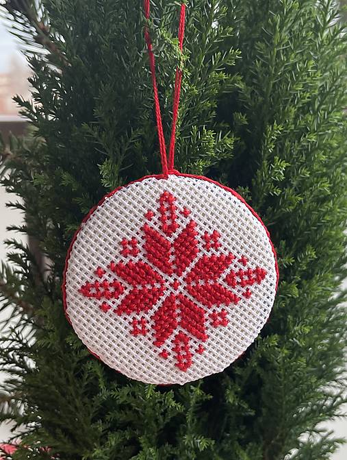 Dekorácie - Vianočné ozdoby vyšívané - červené vločky (guľa1) - 17090575_