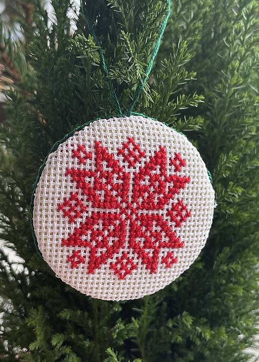 Dekorácie - Vianočné ozdoby vyšívané - červené vločky (guľa2) - 17090576_