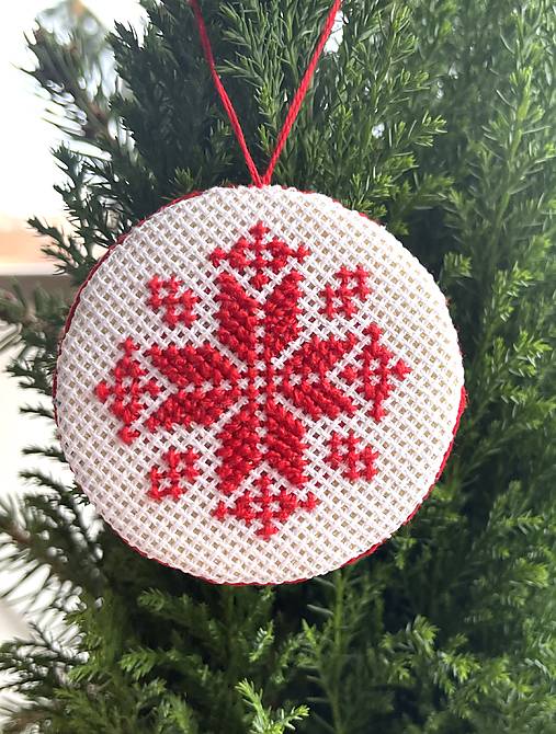 Dekorácie - Vianočné ozdoby vyšívané - červené vločky (guľa3) - 17090590_