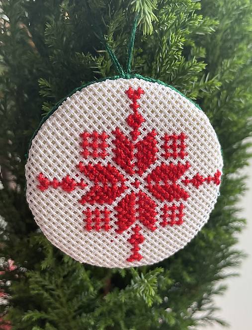 Dekorácie - Vianočné ozdoby vyšívané - červené vločky (guľa6) - 17090598_