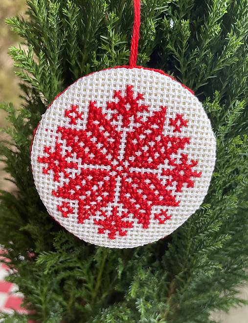 Dekorácie - Vianočné ozdoby vyšívané - červené vločky (guľa7) - 17090599_
