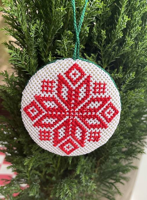 Dekorácie - Vianočné ozdoby vyšívané - červené vločky (guľa8) - 17090600_