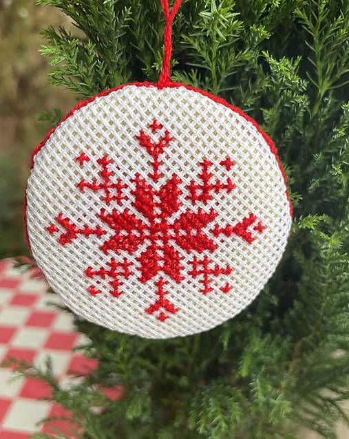Dekorácie - Vianočné ozdoby vyšívané - červené vločky (guľa9) - 17090601_