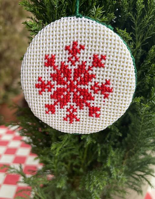 Dekorácie - Vianočné ozdoby vyšívané - červené vločky (guľa10) - 17090602_