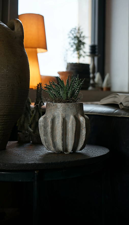 Nádoby - Svetlý rebrovaný kvetináč s patinou - ZĽAVA 30% - 17092394_