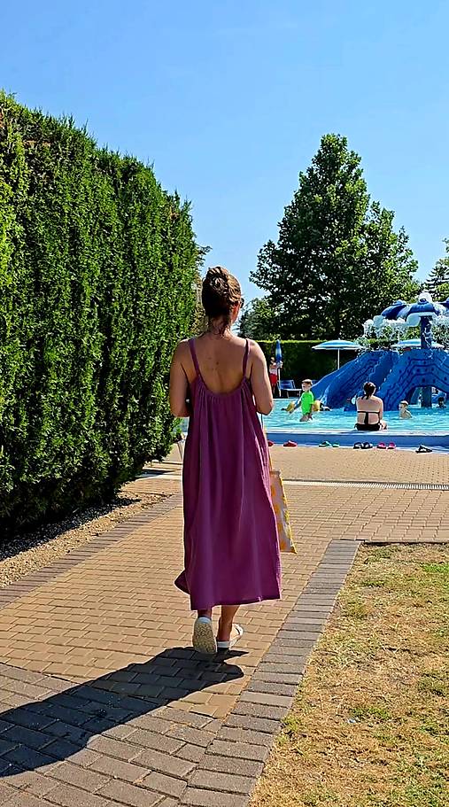 Šaty - Mušelínové šaty s hlbokým výstrihom na chrbáte  (Fialová) - 17098289_