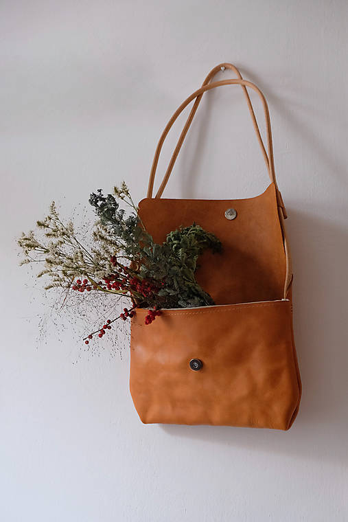 Kabelky - Kožená kabelka s nastaviteľným popruhom (Karamelový med) - 17099752_