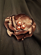  - Čokoládová hnedá saténová brošňa s perlovými korálkami - 17101356_