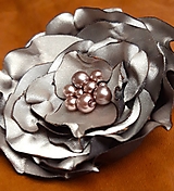  - Béžovosivá taupe saténová brošňa s perlovými korálkami - 17101489_