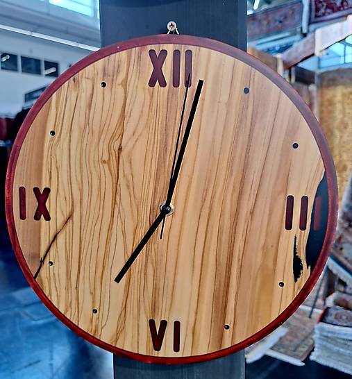Hodiny - Nástenné hodiny z olivového dreva karbónová červená - 17099383_