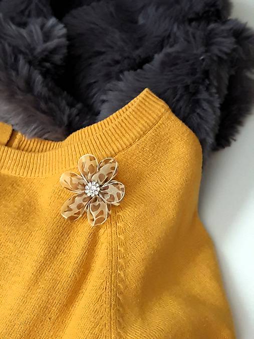Brošne - Elegantná "šelmička" - brošňa béžová so štrasovým kamienkom a zvieracím leopardím vzorom - 17101948_
