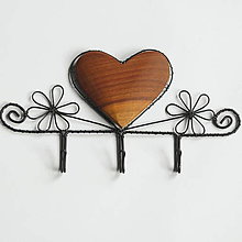 Nábytok - vešiak na kľúče s dreveným srdiečkom- väčší - 17111451_