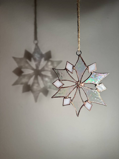 Dekorácie - Vitrážna snehová vločka - 17112036_