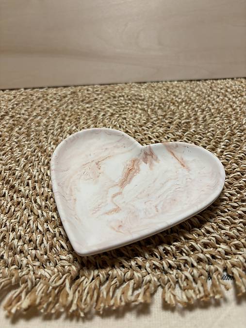 Nádoby - Bielo-hnedá terracotta tácka v tvare srdiečka na šperky, hodinky a iné malé predmety, imitácia mramoru - 17112077_