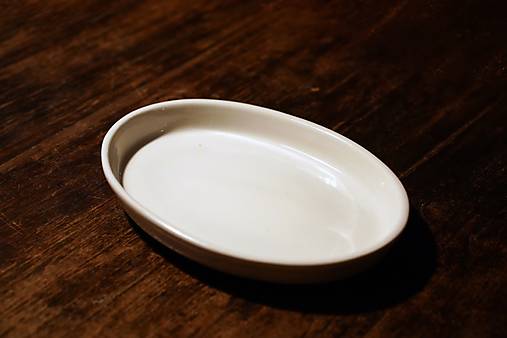Nádoby - Ručně vyráběny porcelánový Tácek pod mýdelník - 17112361_