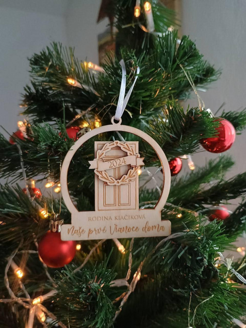 Dekorácie - Skladaná ozdoba NAŠE PRVÉ VIANOCE DOMA - 17113140_