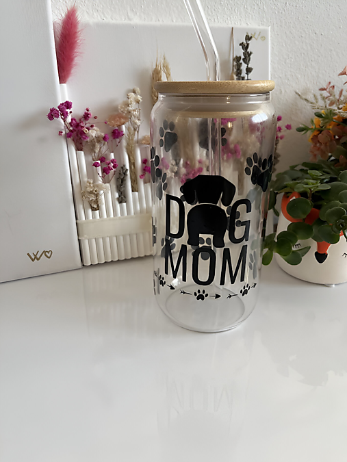 Nádoby - Sklenený pohár DOG MOM s bambusovým viečkom a slamkou - 17114899_