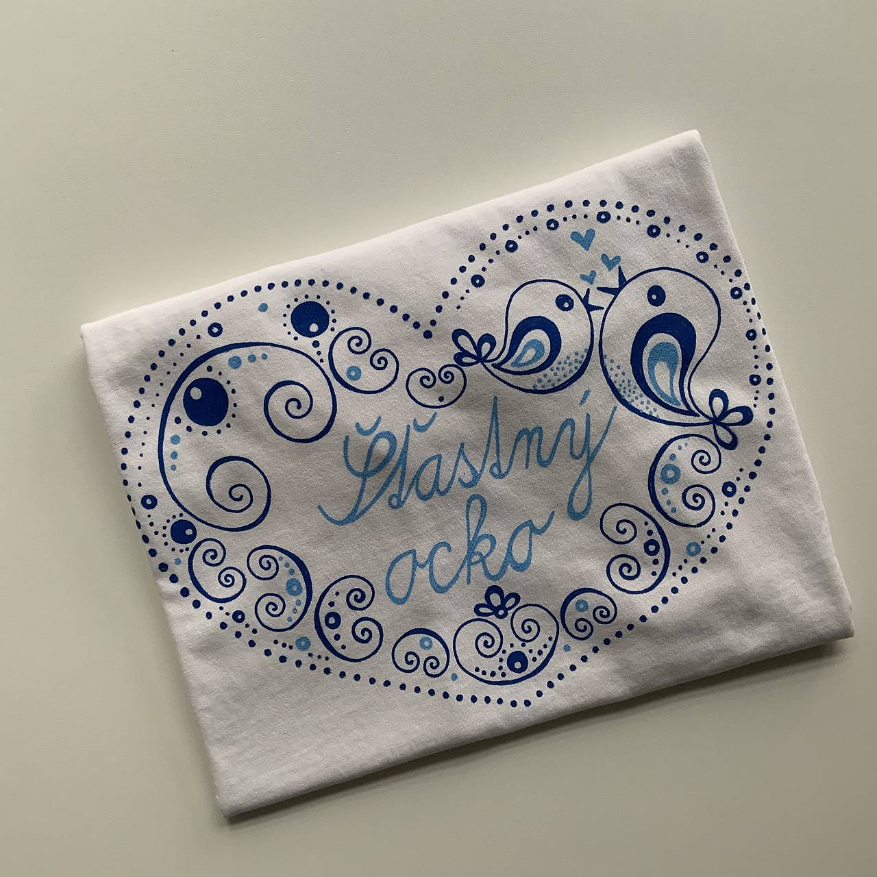 Maľované tričko s ľudovoladeným vzorom v tvare srdca a (DOMININANTNÝM nápisom (tmavomodrá + svetlomodrá))