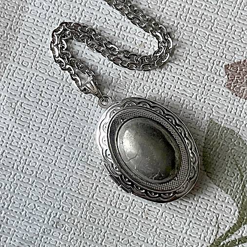 Oval Pyrite Locket Necklace / Oválny otvárací medailón s pyritom E058