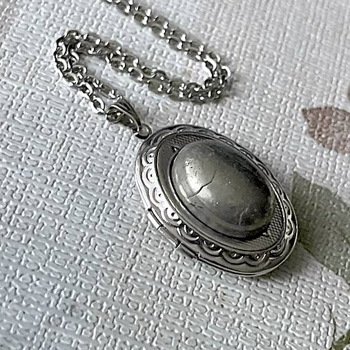 Oval Pyrite Locket Necklace / Oválny otvárací medailón s pyritom E058