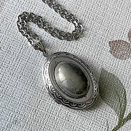 Oval Pyrite Locket Necklace / Oválny otvárací medailón s pyritom E058