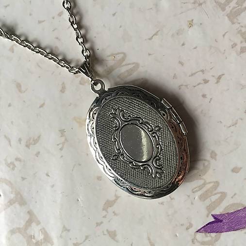Oval Pyrite Locket Necklace / Oválny otvárací medailón s pyritom E058