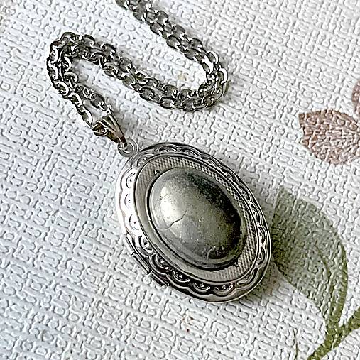 Oval Pyrite Locket Necklace / Oválny otvárací medailón s pyritom E058