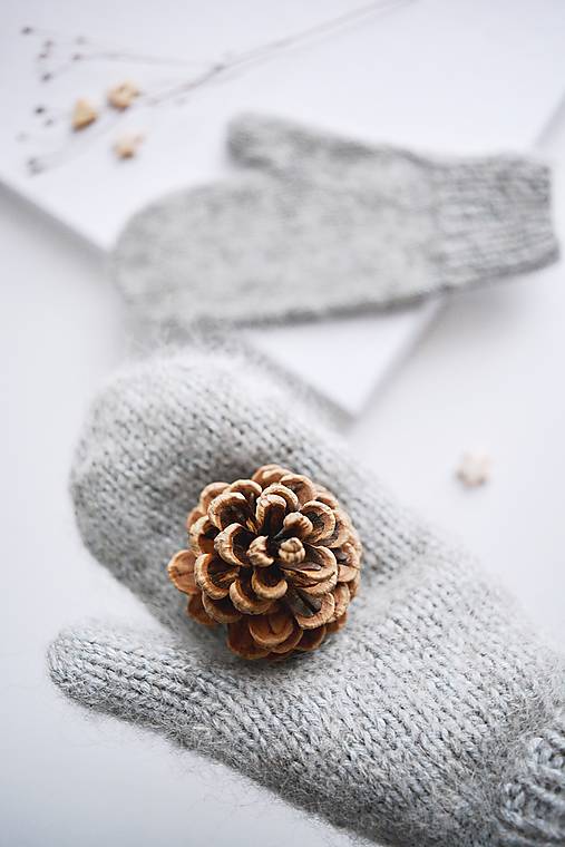 Rukavice - Dámske huňaté palčiaky - sivá/bordová - 17129488_