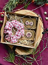  - DARČEKOVÝ SET (scrunchie + brošňa + náušnice) (pre jemné stvorenie) - 17134424_