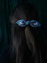 Ozdoby do vlasov - Malá ľanová vyšívaná mašlička na gumičke  (modrá) - 17137030_