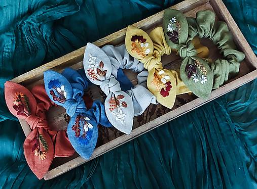 Ozdoby do vlasov - Ľanová  gumička "scrunchie" s vyšívanou mašľou - 17136958_