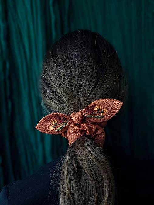 Ozdoby do vlasov - Ľanová  gumička "scrunchie" s vyšívanou mašľou (škoricová scrunchie) - 17136965_