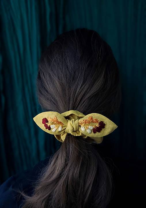 Ozdoby do vlasov - Ľanová  gumička "scrunchie" s vyšívanou mašľou (horčicová svetlejšia scrunchie) - 17136975_