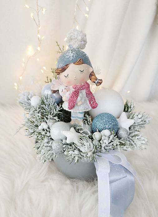 Dekorácie - Vianočná dekorácia - šálka s dievčatkom  - 17140305_