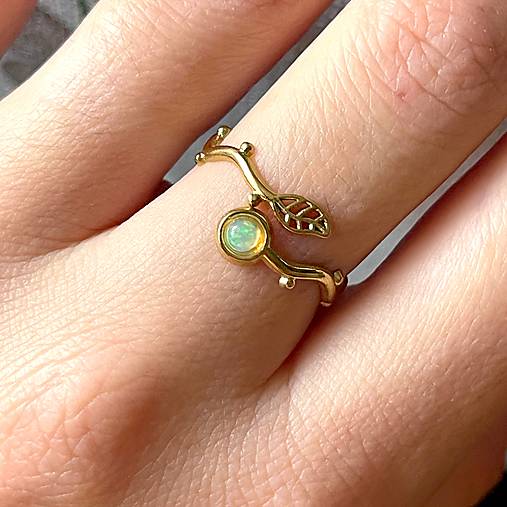 Prstene - Delicate Leaf Opal Ring / Jemný prsteň v zlatom prevedení  s opálom E058 - 17141051_