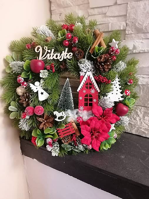 Dekorácie - Prírodný zimný veniec s domčekom v červenej a nápisom 38cm - 17140777_