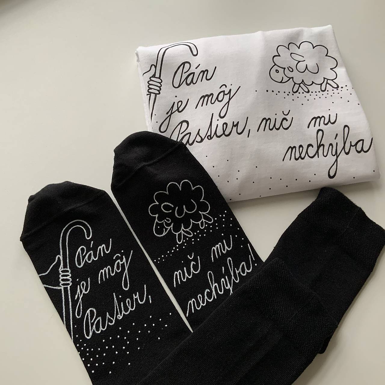 Motivačné maľované ponožky s nápisom: "Pán je môj pastier!" (Čierne písaným písmom)